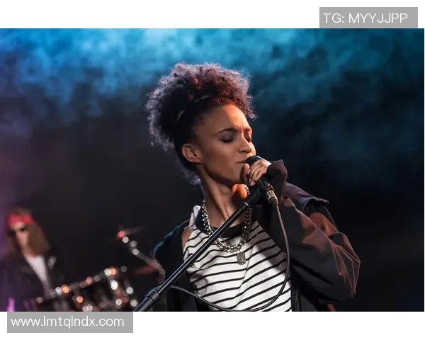 气球手与足球明星的奇妙邂逅在梦幻舞台上绽放光彩